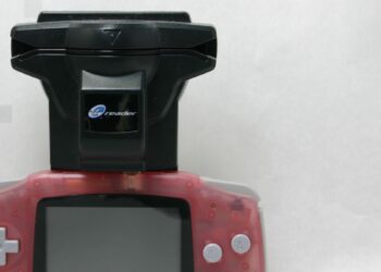 Ingenious Developer Packs Solitaire Game onto a Single Nintendo GBA e-Reader Card