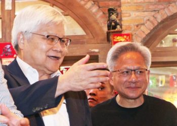 NVIDIA CEO Jensen Huang Hosts “Iconic” Dinner in Taiwan with Executives; Seen Distributing Souvenirs to Media